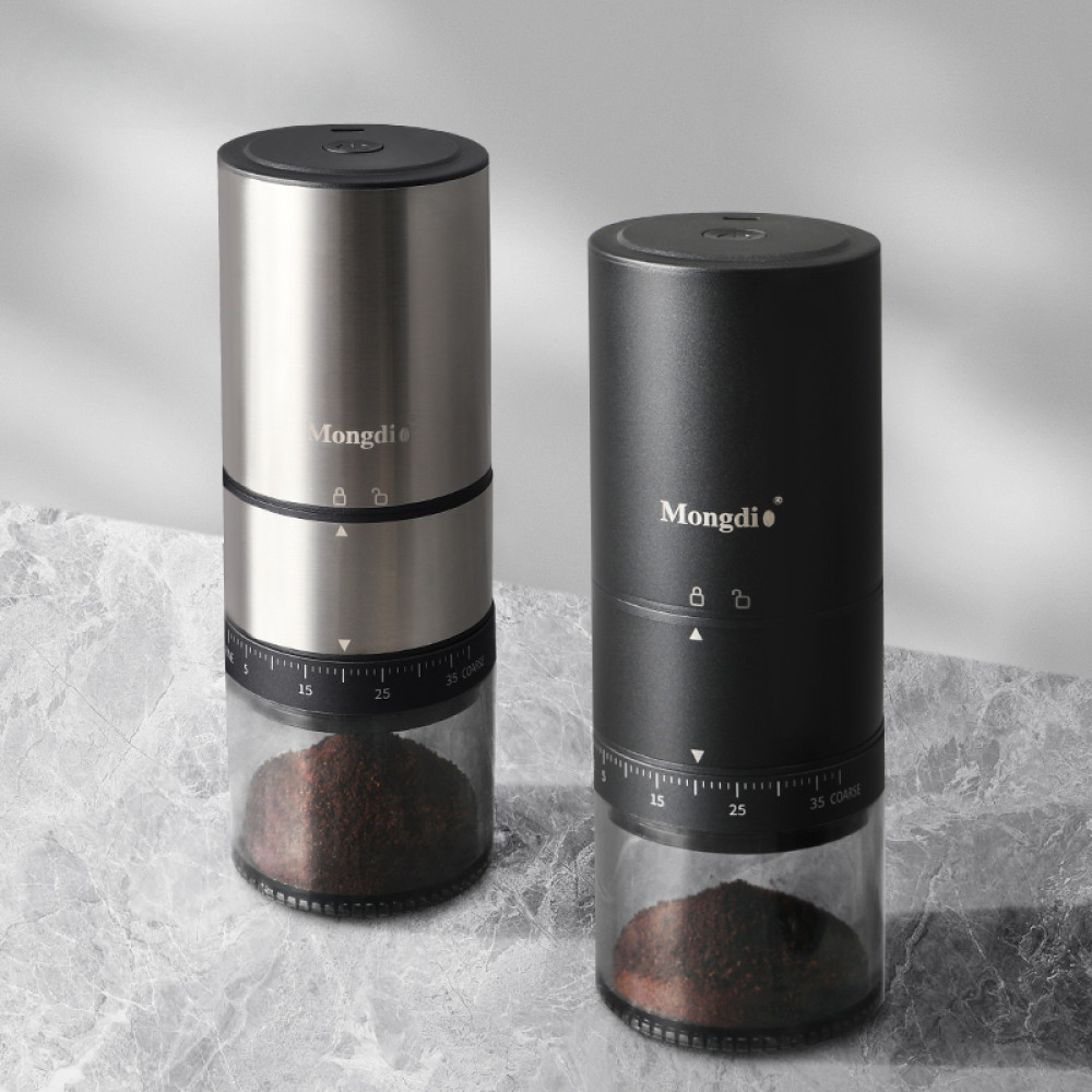 Zwei elektrische Kaffeemühlen in Schwarz und Silber mit robustem Stahlmahlwerk und kompaktem Design für frischen Kaffeegenuss.
