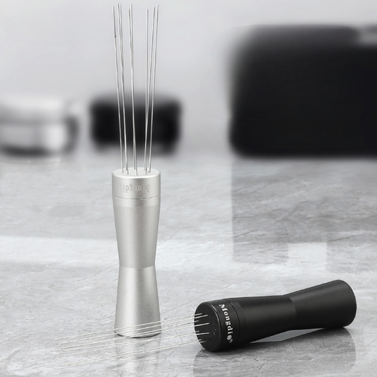 Elegantes Espresso-Rührtool aus Aluminium mit feinen Nadeln – ideal für Home-Baristas zur optimalen Kaffeezubereitung.