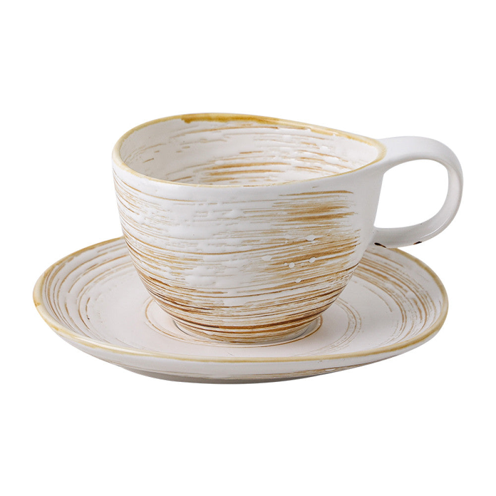 Einzelne handgefertigte Keramiktasse mit spiralförmigem Muster – harmonische Kombination aus Design und Funktion.