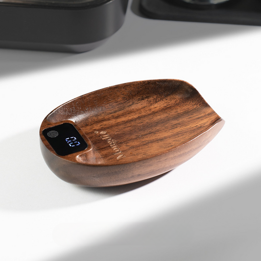 Edle Waage im Nordic Style aus Walnussholz – zeigt Mengen von 0.3 bis 200 g an, perfekt für die Zubereitung mit Handfilter oder Siebträger.