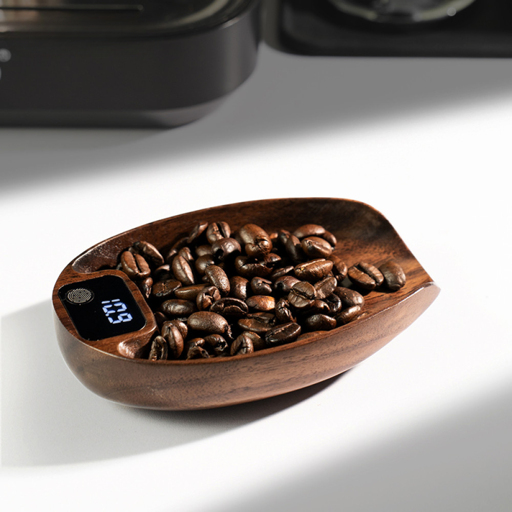 Digitale Kaffeewaage aus Walnussholz mit gut lesbarem Display – ideal zum grammgenauen Abwiegen von Kaffeebohnen, Pulver oder Tee.