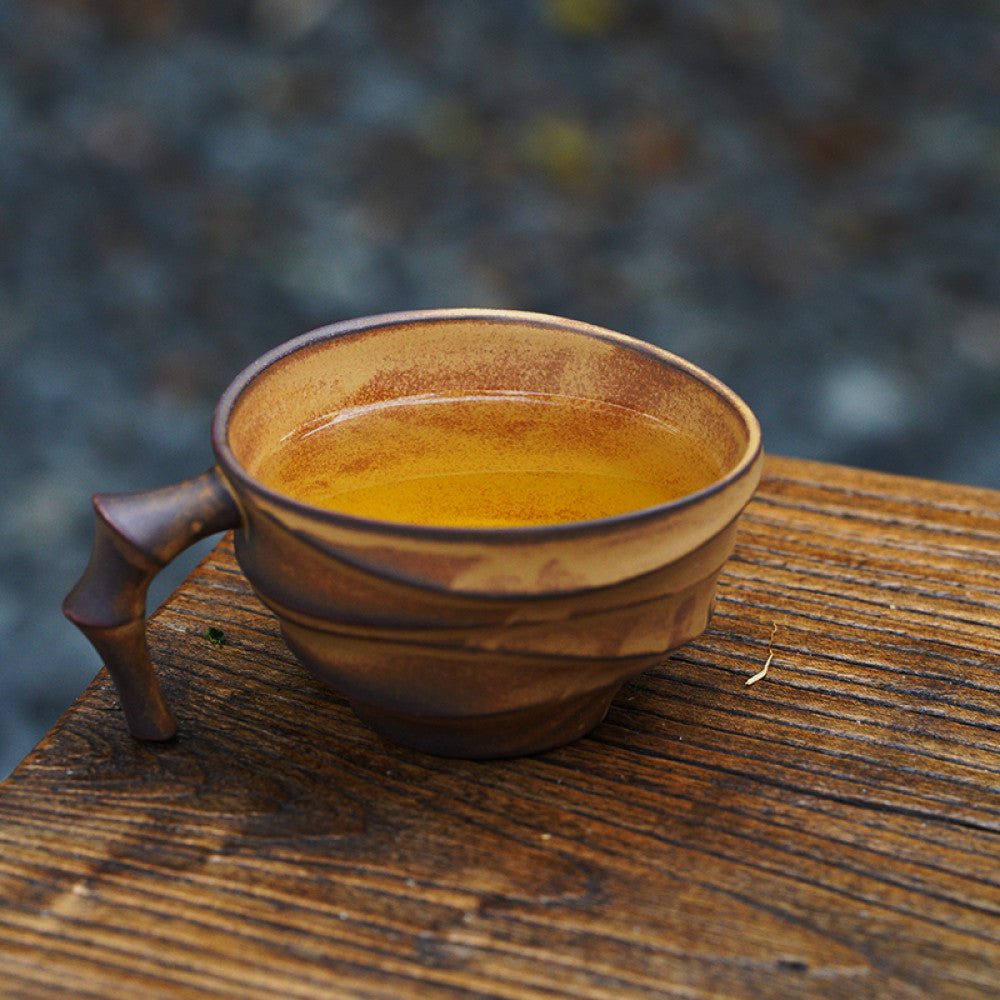 Tasse mit organischem Schwung und tierischer Note – minimalistisches Servierbrett trifft japanische Ästhetik.