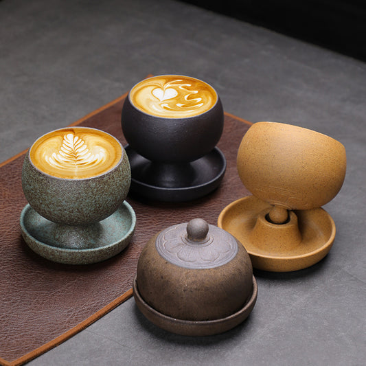 Komplettes Set aus runden Tassen mit Untertasse und Deckel in Erdtönen. Ideal für heissen Kaffee oder Tee mit japanischem Flair.