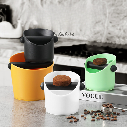 Robuste Knock Box aus Kunststoff neben Siebträgermaschine und Zubehör – praktisches Barista-Tool für jeden Kaffeeliebhaber.