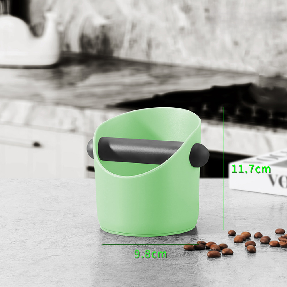 Kompakte grüne Knock Box mit Griffmulde – platzsparend und effizient in jeder Kaffee-Ecke.