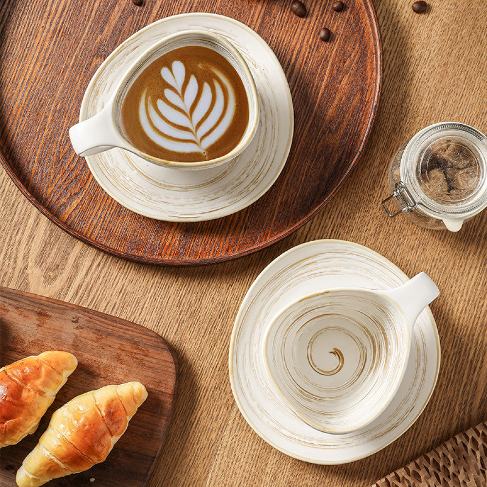 Handgefertigte Keramiktasse mit Latte Art von oben fotografiert – rustikales Design für ästhetischen Kaffeegenuss.