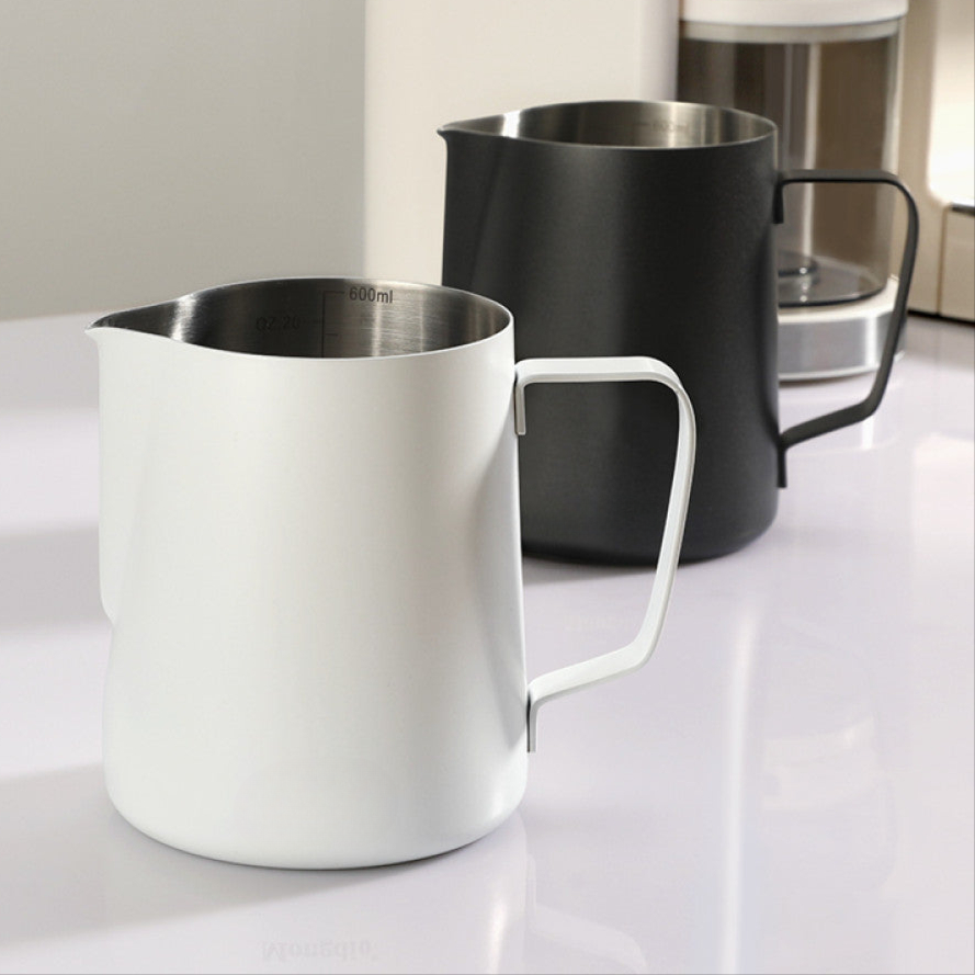 Zwei Milchkännchen aus Edelstahl in Schwarz und Weiss mit 600 ml Fassungsvermögen im Vergleich. Barista Tools für Latte Art mit stilvollem Design.