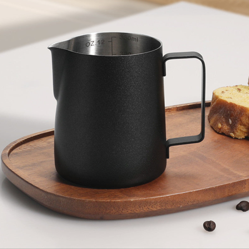 Kompaktes Milchkännchen aus schwarzem Edelstahl mit 350 ml Volumen. Praktisch für kleine Cappuccinos oder Latte Art. Robuste Ausführung und ergonomischer Griff.