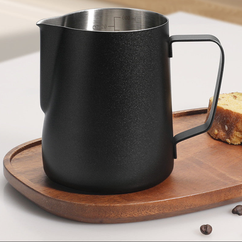 Schwarzes Milchkännchen aus Edelstahl mit 600 ml Fassungsvermögen. Perfekt für Latte Art und präzises Ausgiessen von Milch oder Milchschaum. Mattes Finish und markierte Skala innen.