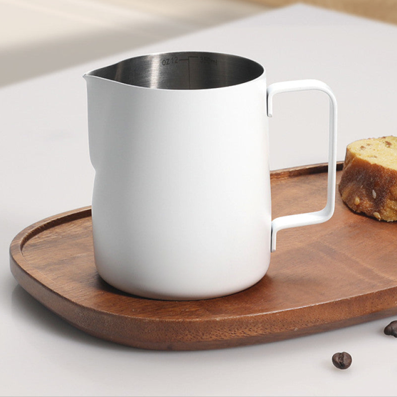 Kleines Milchkännchen in Weiss aus rostfreiem Edelstahl mit 350 ml Inhalt. Ideal für präzises Ausgiessen von Milch. Zeitloses Design mit klarer Formgebung.