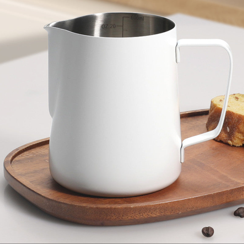 Weisses Milchkännchen aus rostfreiem Edelstahl mit 600 ml Volumen. Ideal für Barista Latte Art, mit klarer Messskala im Inneren. Modernes und minimalistisches Design.