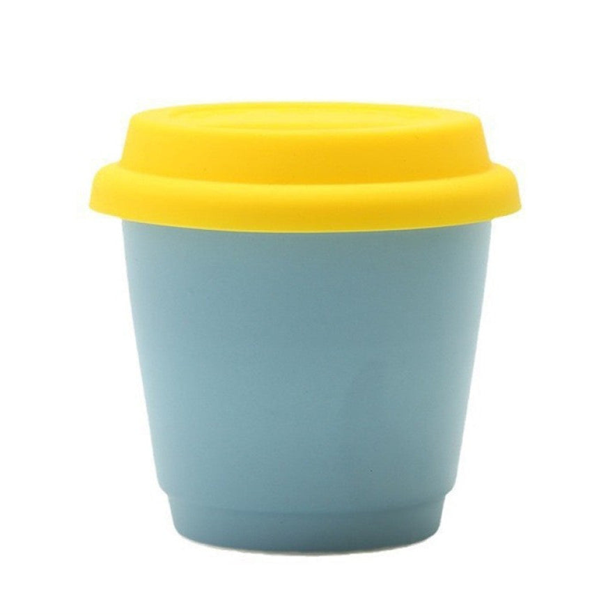 Mug to Go in Hellblau mit sonnengelbem Deckel – perfekte Kombination aus Funktion und Ästhetik.