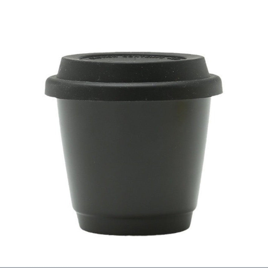 Mug to Go in dunklem Grün mit schwarzem Deckel – zeitloses Design für moderne Coffee-Lovers.