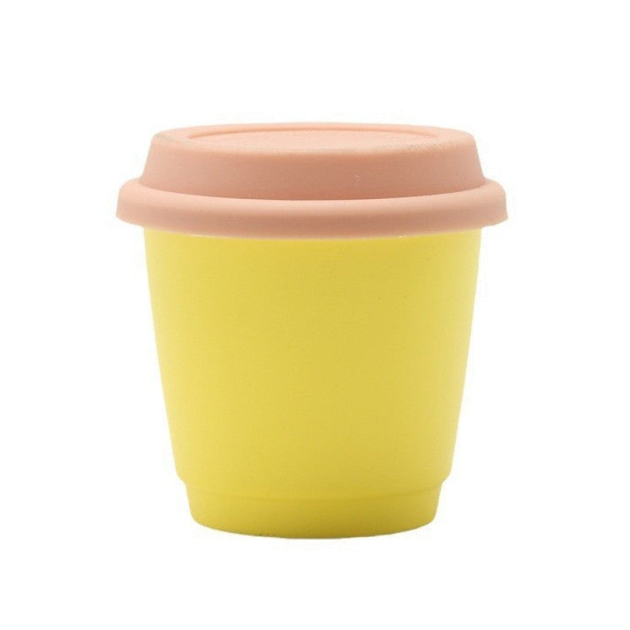 Stylisher Mug to Go in Zitronengelb mit rosafarbenem Deckel – sommerlicher Begleiter für deine Getränke.
