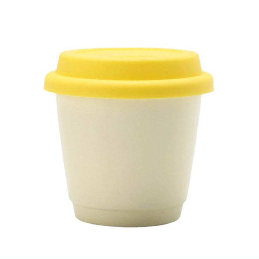 Mug to Go in Creme mit leuchtend gelbem Deckel – frische Farbwahl für Kaffee, Tee und mehr.