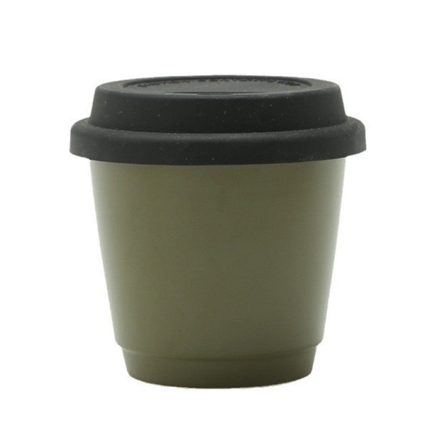 Olivegrüner Mug to Go mit schwarzem Deckel – schlichte Farbvariante für minimalistische Kaffeegeniesser.