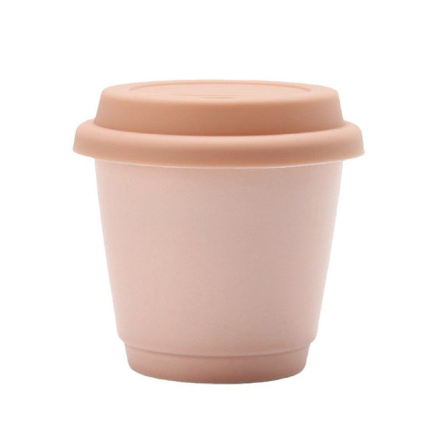 Sanft rosafarbener Mug to Go – perfekt für alle, die nachhaltige Produkte mit Eleganz verbinden.