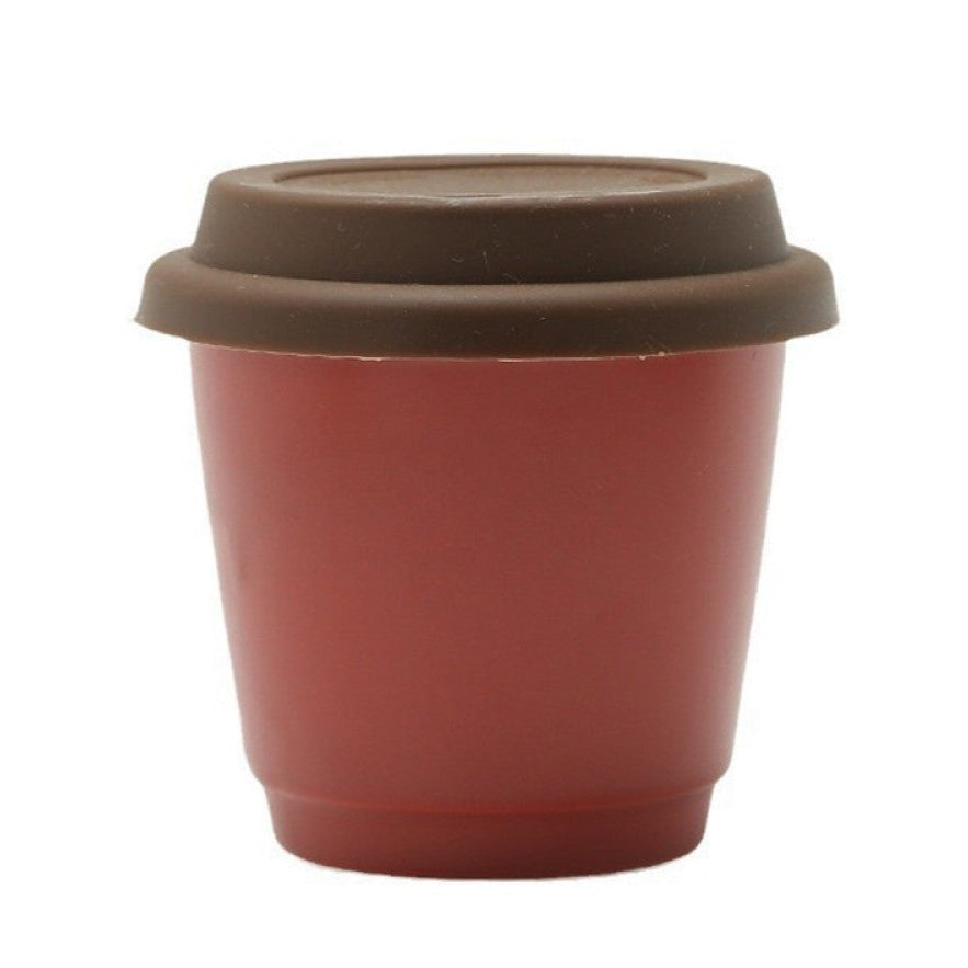 Roter Mug to Go mit braunem Deckel – kräftiges Farbstatement für nachhaltige Kaffeegewohnheiten.