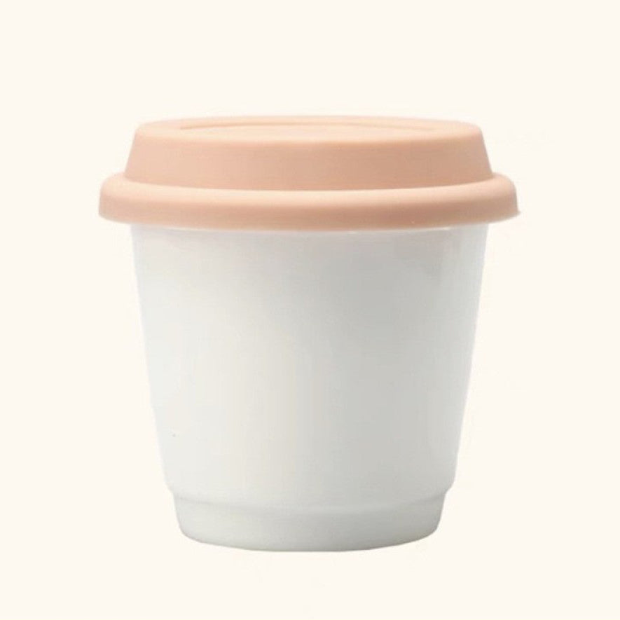 Weisser Mug to Go mit pastellrosa Deckel – zarte Farbvariante für stilvollen Genuss unterwegs.