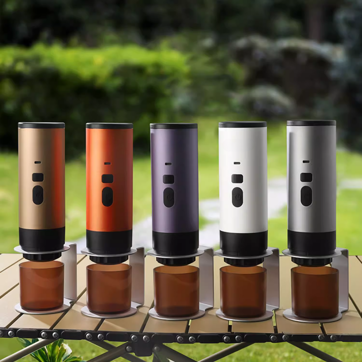 Kabellose Kaffeemaschine in fünf modernen Farben – perfekt für stylische Kaffee-Momente unterwegs.