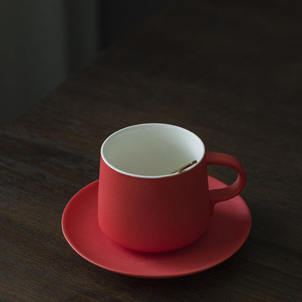Rote Porzellantasse mit Unterteller im schlichten japanischen Design – elegant, kompakt und hochwertig verarbeitet.