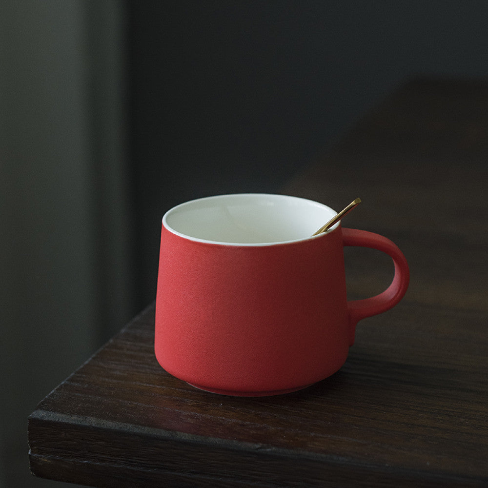 Schlichte rote Porzellantasse mit weissem Innenleben – ideal für Espresso, Kaffee oder Tee.