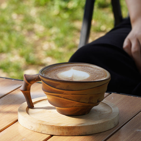 Retro-inspirierte Tasse mit kunstvollem Henkel im Freien – warmer Kaffee im japanisch angehauchten Design.