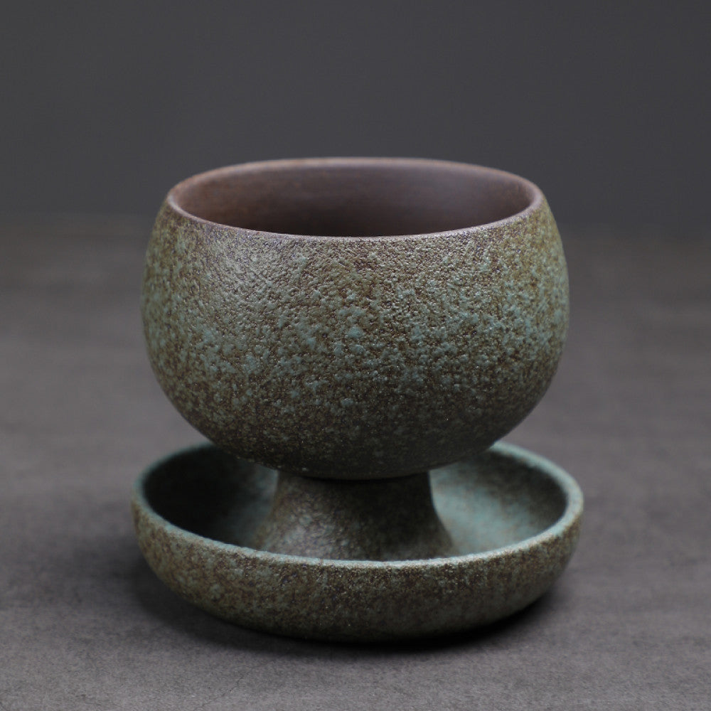 Grüne Tasse mit rauem Finish und minimalistischer Untertasse. Japanisch inspiriertes Design.