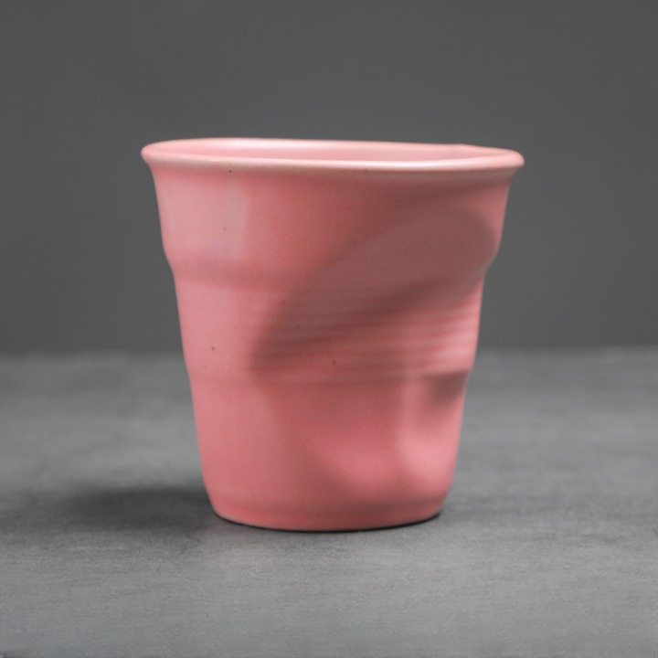 Sanft rosa Tasse mit welliger Struktur aus Keramik. Ideal für Tee oder Flat White im skandinavischen Stil.
