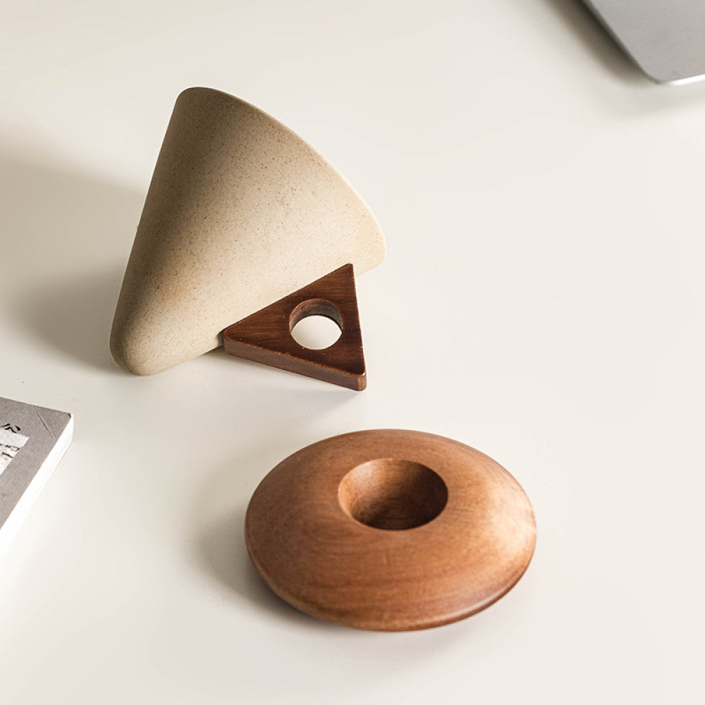 Seitenansicht der Tasse im Mid-Century-Stil mit separat platziertem Holzunterteller – reduziert und formschön.