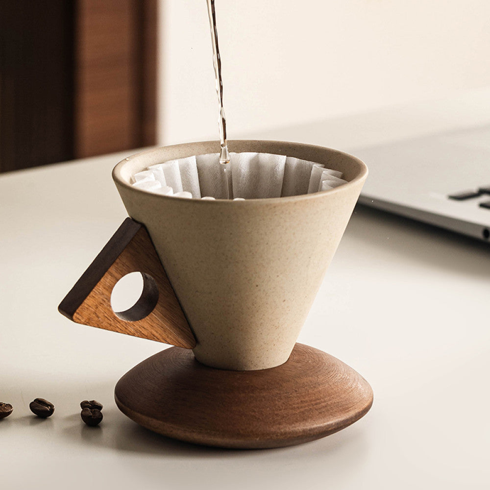 Konische Keramiktasse mit glatter Oberfläche auf rundem Holzuntersetzer – schlichtes und hochwertiges Set.