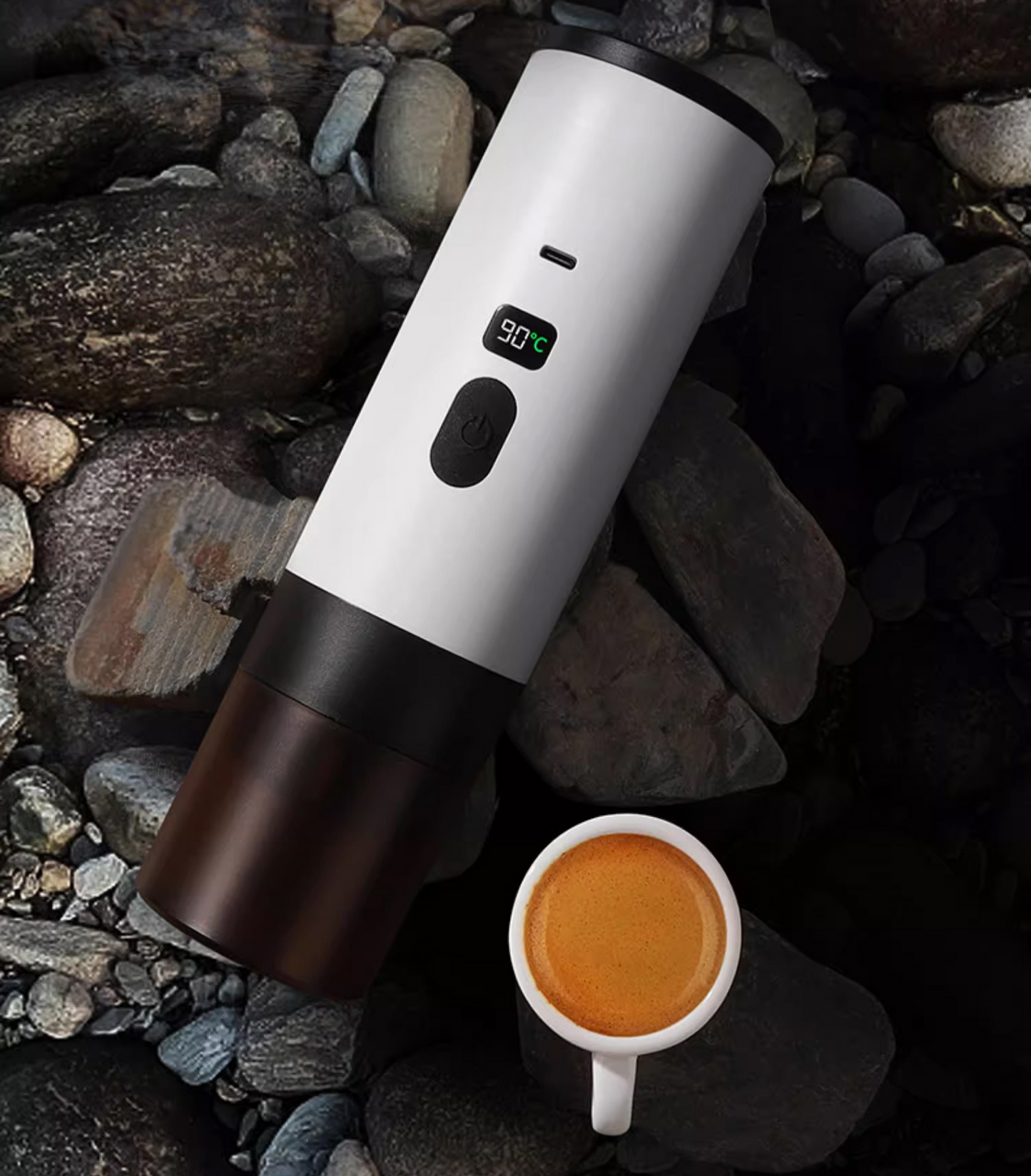 Tragbare Espressomaschine mit Akkubetrieb – für heissen Kaffeegenuss auch mitten in der Natur, ohne Steckdose.