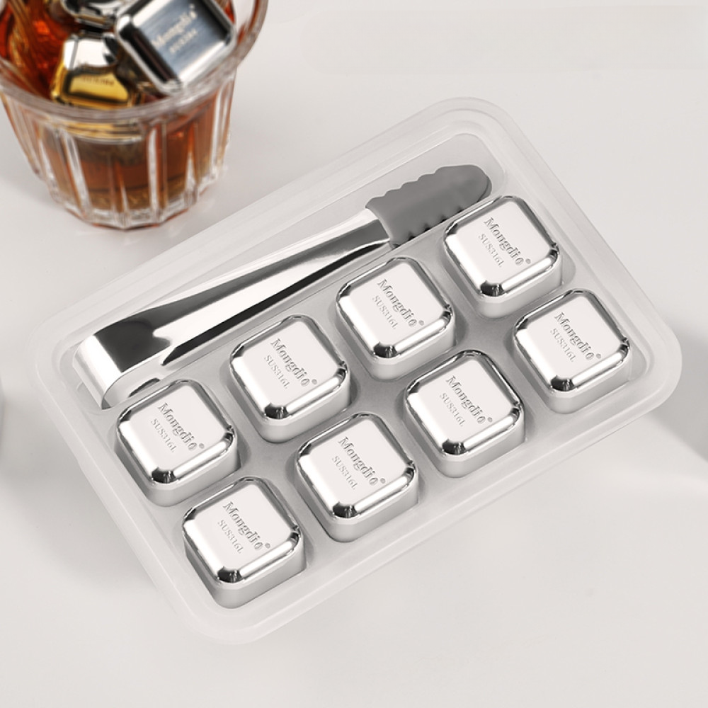 Acht Edelstahl-Eiswürfel in Box mit Glas – kühlen Getränke effektiv ohne das Aroma zu verwässern.