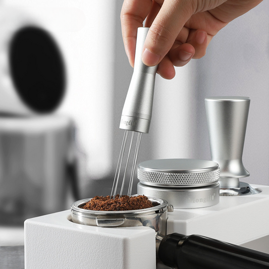 Hochwertige Rührnadel zum gleichmässigen Verteilen von Kaffeemehl im Siebträger – verbessert die Espresso-Extraktion ohne Channeling.