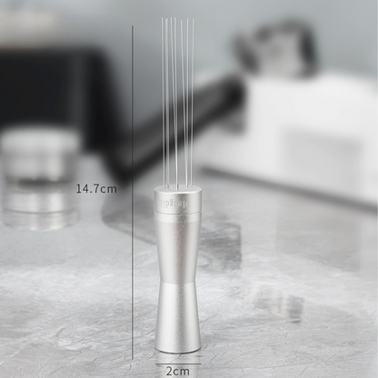 Barista-Rührnadel in Silber mit 14.7 cm Höhe – perfektes Zubehör zur Vermeidung von Klümpchen im Kaffeebett.