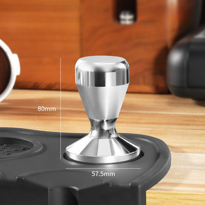 Barista-Tamper aus Edelstahl in 57,5 mm – perfektes Zubehör für gleichmässigen Druck und intensives Aroma im Espresso.