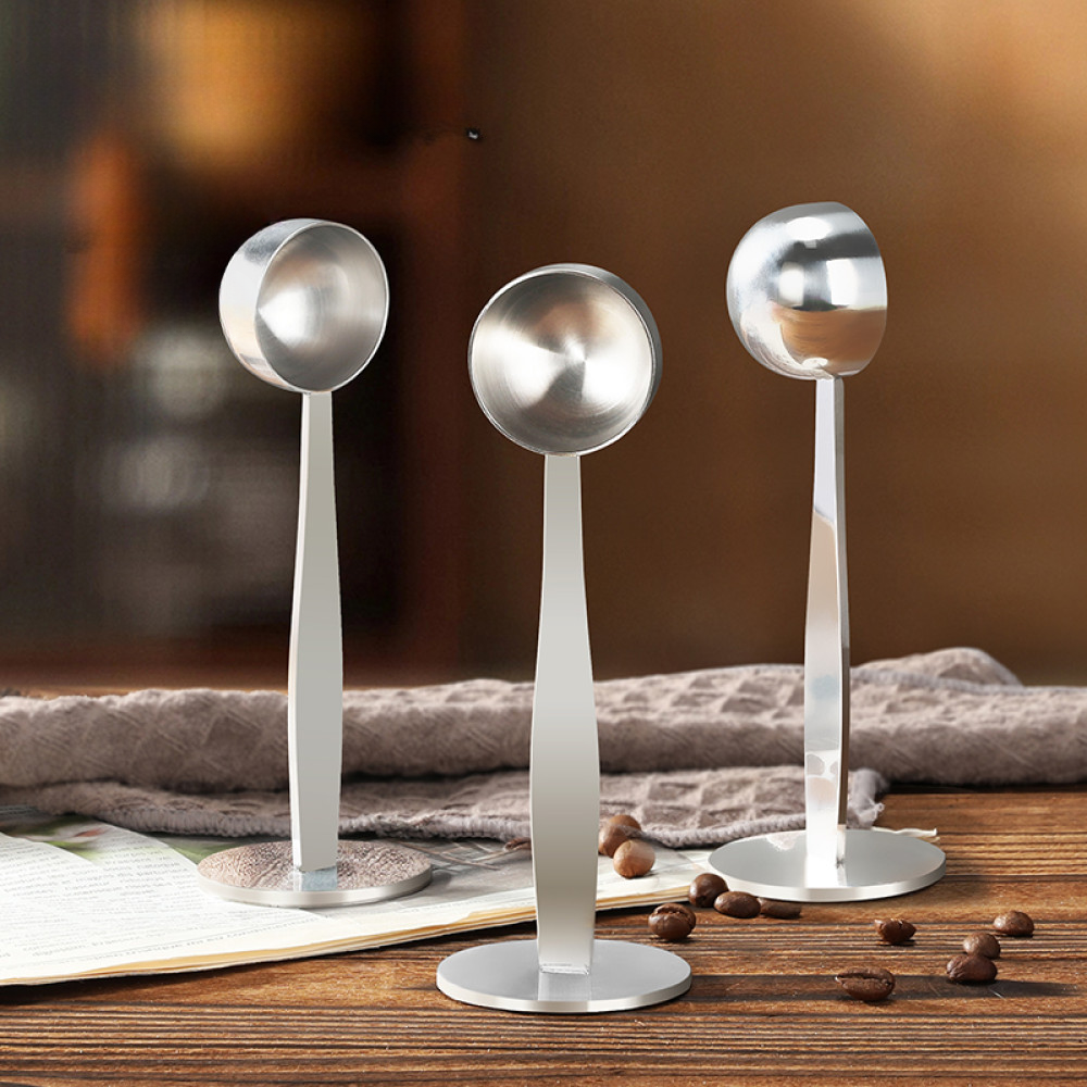 Drei Varianten des 2-in-1 Kaffee-Dosierlöffels mit Tamper-Funktion – minimalistisch, funktional und aus Edelstahl gefertigt.