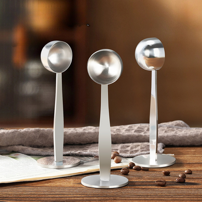 Drei Varianten des 2-in-1 Kaffee-Dosierlöffels mit Tamper-Funktion – minimalistisch, funktional und aus Edelstahl gefertigt.