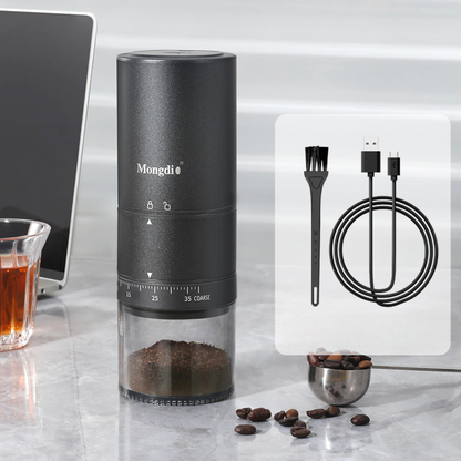 Kaffeemühle in Schwarz mit praktischem Zubehör – leistungsstarkes Stahlmahlwerk und 38 Mahlgrade.