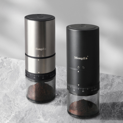 Zwei elektrische Kaffeemühlen in Schwarz und Silber mit robustem Stahlmahlwerk und kompaktem Design für frischen Kaffeegenuss.