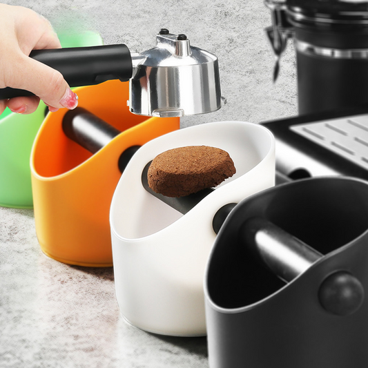 Bunte Abklopfbehälter für Siebträger im Set – ideal zur sauberen Entsorgung von Kaffeesatz in der Heimbarista-Küche.