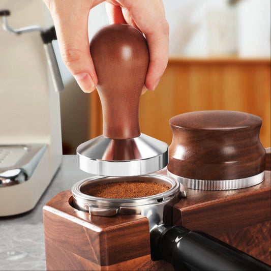 Hochwertiger Tamper mit Holzgriff im Einsatz auf Siebträgermaschine – für gleichmässiges Kaffeebett und perfekte Extraktion.