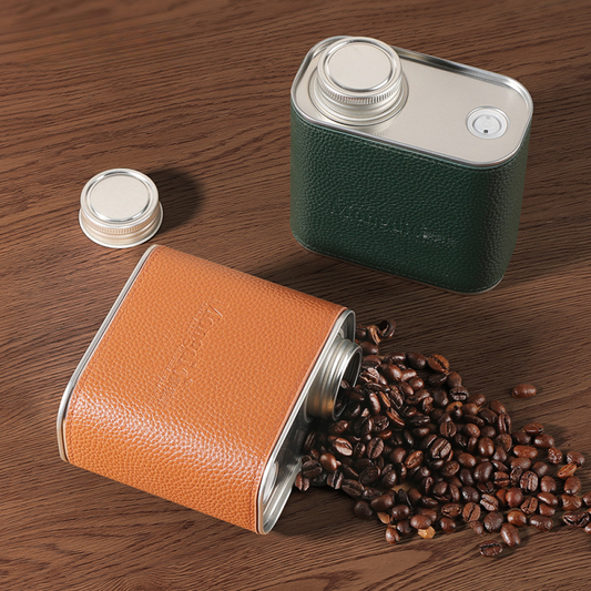 Stilvoller Kaffeebehälter im Nordic Design aus Metall mit Einwegventil – schützt Bohnen oder Pulver vor Feuchtigkeit und Luft.
