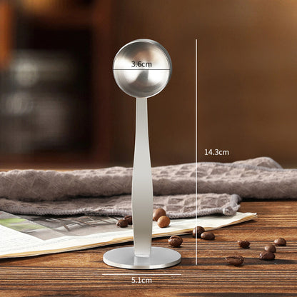 Hochwertiger Dosierlöffel mit integriertem Tamper, 14.5 cm hoch und 5.5 cm breit – ideal für platzsparende Kaffeezubereitung.