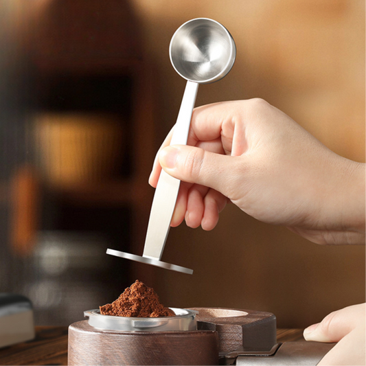 Kombi-Tool aus Edelstahl zum Dosieren und Tampen von Kaffeepulver – ideal für Mokkakanne, French Press oder Siebträger.