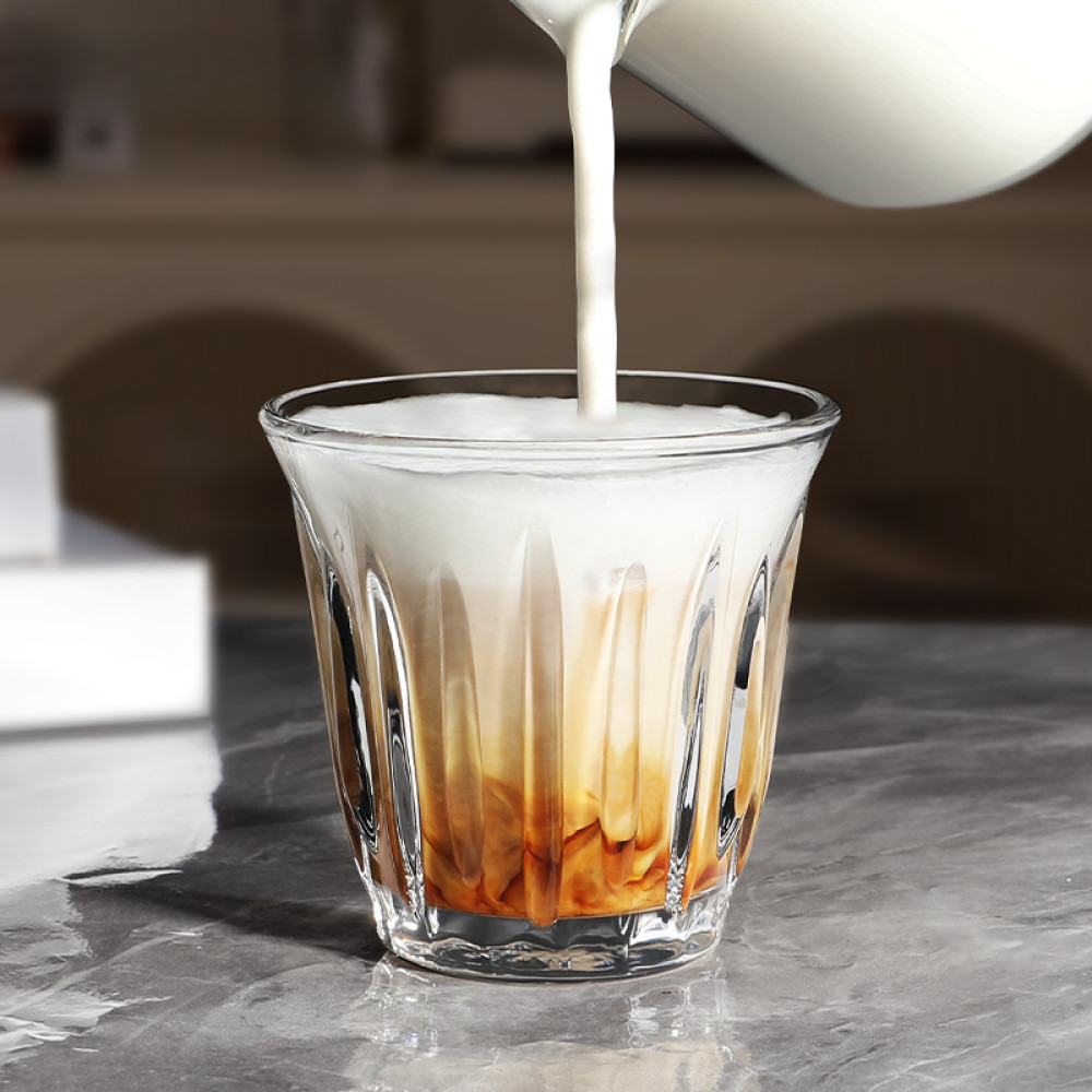 Hochwertiges Glas im japanischen Design, in dem sich Milch mit Espresso zu einem Dirty Coffee verbindet – edle Präsentation für Kaffeeliebhaber.