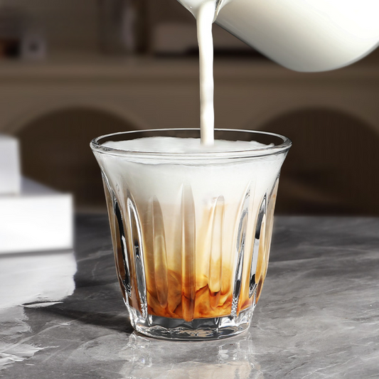 Hochwertiges Glas im japanischen Design, in dem sich Milch mit Espresso zu einem Dirty Coffee verbindet – edle Präsentation für Kaffeeliebhaber.