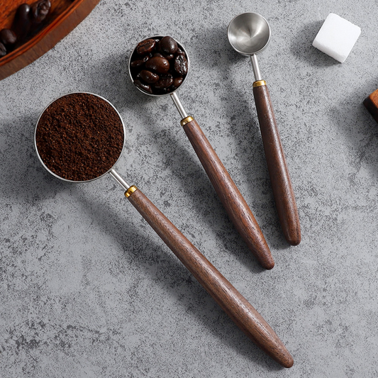 Stilvolle Kaffeelöffel aus Edelstahl mit Walnussholzgriff – ideal zum Abmessen von Kaffeepulver, Bohnen oder Zucker, in drei Grössen.