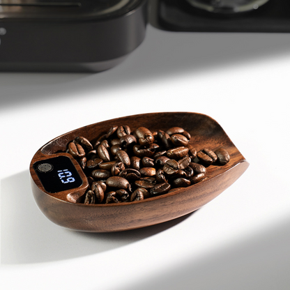 Digitale Kaffeewaage aus Walnussholz mit gut lesbarem Display – ideal zum grammgenauen Abwiegen von Kaffeebohnen, Pulver oder Tee.
