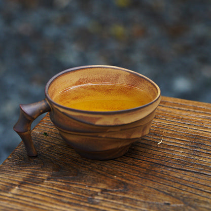 Tasse mit organischem Schwung und tierischer Note – minimalistisches Servierbrett trifft japanische Ästhetik.